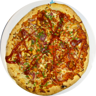 Pizza 'Pollo BBQ' mit gezupfter Putenbrust, Mais, BBQ-Sauce und roten Zwiebeln überbacken (19,21,54,81)