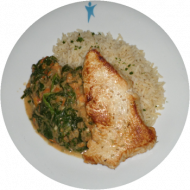 gebratenes Putensteak mit Spinat-Tomaten-Gemüse und Reis (19,49)