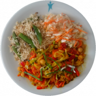 Vegan: Scharfes Kichererbsen-Gemüse-Curry (3,21,49), Bratreis mit Zuckerschoten (3) Vitamin-Salat (9)