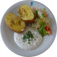 Grillkartoffel mit Kräuterquark-Dip (19) und Garnitur