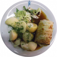 Kohlroulade mit Schwarzbier-Kümmel-Soße (44,51,81) dazu Petersilienkartoffeln und gemischter Salat mit Radicchio, Weißkohl und Möhre
