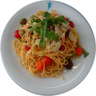 Spaghetti 'Mykonos' mit Kirschtomaten, Hirtenkäse/Reiberei und Oliven (1,2,3,6,19,24,81)