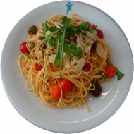 Spaghetti 'Mykonos' mit Tomaten, Hirtenkäse, Oliven und gehobeltem Hartkäse (3,15,19,24,62,81)