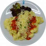 Tortellini mit Rucola, fruchtiger Tomatensoße und geriebenem Käse (1,18,19,81)