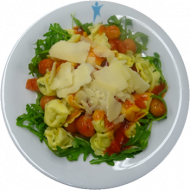 Vegetarische Tortellini-Tomaten-Pfanne mit Rucola und Reibekäse (1,18,19,81)