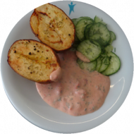 Vegan: Grillkartoffel mit mediterranem Sojajoghurt-Dip (3,18) und Gurkensalat