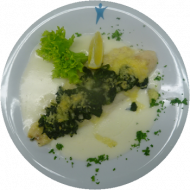 Welsfilet mit Spinat und Käse gratiniert an feiner Weißweinsoße dazu Zitronenecke (16,19,24,44,81)