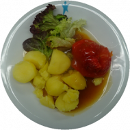 Rote Paprikaschote gefüllt mit Hackfleisch an feiner Bratenjus und Petersilienkartoffeln (18,19,51,52,81)