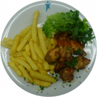 Hähnchen-Chicken-Wings mit scharfem Chili-Dip und Pommes frites (54,81)