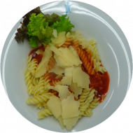 Pasta mit Basilikum-Tomaten-Soße dazu Parmesanblättchen (2,3,4,22,81)