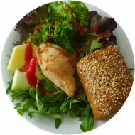 Tropischer Salat mit gebratener Hähnchenbrust dazu Himbeer-Balsamico-Dressing (18,19,23,24,54,81,82,83)