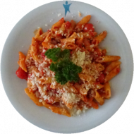 “Pasta al Arrabiata” (pikantes Tomatensugo mit frischen gehackten Chilischoten), Rucola und gehobelten Hartkäse (2,15,19,47,49,81)oder alternativ mit veganer Reiberei (1,2)