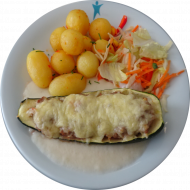 Hausgemachte Zucchini mit Hackfleisch gefüllt (15,19,51,81), Kressesoße (18,81), Kräuter-Chili-Kartoffeln, Salatgarnitur