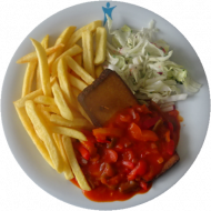 Vegan: Tofusteak gebraten, Pommes frites, kleine Salatgarnitur