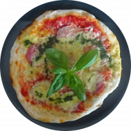 Pizza 'Salami' mit roten Paprikastreifen, Salami, milder Peperoni und geriebenem Gouda (2,3,19,51,52,81)