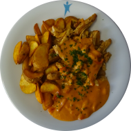 Hähnchengyros in Metaxasoße mit Paprika, Zwiebel und Knoblauch (19,44,49,54) dazu gebackene Kartoffelspalten