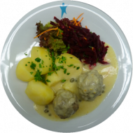 Königsberger Klopse hausgemacht an feiner Kapernsoße dazu Petersilienkartoffeln und Rote Beete-Salat (19, 44, 51, 52, 81, 82)