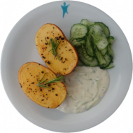 Vegan: Grillkartoffel in Kräuteröl gebacken mit Soja-Zaziki-Dip (3,18,49) und Gurkensalat