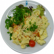 Tortellini mit Rucola, Tomatensoße dazu Reibekäse (18,19,49,81)