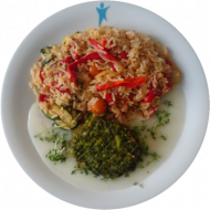 Vegan: Grünkohl-Hanf-Bratling auf provenzalischer Gemüse-Reispfanne mit Kirschtomaten, Zucchini und Paprika, Kressesoße (81)