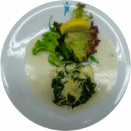 Seelachsfilet mit Spinat und Käse überbacken an Gorgonzolasoße dazu Zitronenkeil (16, 19, 24, 44, 81)