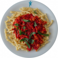 Krawattennudeln (81) mit Tomaten-Zucchini-Soße oder mit Pastasoße 'Funghi' (3,19,81) dazu geriebener Gouda (19) oder vegane Reiberei (1,2)