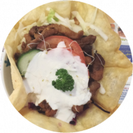 Gyros Bowl (19,21,49,51,81) (im Tortillanest gebratene Gyrosstreifen mit Eisbergsalat, Weißkohlrohkost, Rotkohlrohkost), dazu Zaziki 