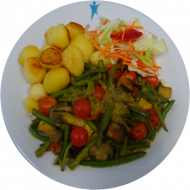 Vegan: Würzige Pilz-Bohnen-Pfanne mit Räuchertofu (3,18,81), würzige Schwenkkartoffeln, Chemnitzer Salat