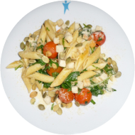 Pasta mit Kirschtomaten, Rucola und Sonnenblumenkernen dazu italienischer Hartkäse (19,81) oder vegane Reiberei (1,2)