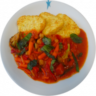 Vegan: Kichererbsen-Gemüse-Curry (3,21,49,81), Kartoffelröstiecken, Birnenkompott