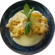 'Apfelkücherl' hausgemachte Apfelbeignets (Apfelringe im Bierteig) mit Vanillesoße (15,19,81)