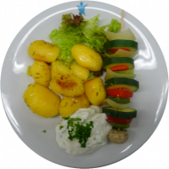 Bunter Gemüsespieß frisch gebraten von der Bratenplatte mit Kräuter-Quark-Dip dazu Rosmarinkartoffeln (19)