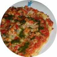 Pizza “Margherita“ mit Tomaten, Paprika, Knoblauch, Basilikum und Gouda (19,49,81) oder mit veganem Reibekäse (1,2,49,81)