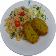 Vegan: Provenzalische Gemüse-Reispfanne mit Kirschtomaten, Zucchini, Paprika mit Quinoa-Erbsen-Frikadelle (21) und Garnitur