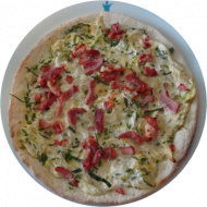 Pizza 'Elsässer Art' mit Schinkenstreifen, saurer Sahne und Speck (2,3,4,19,21,22,51,81)