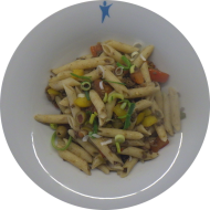 Diversity-Day: 'Picadillo' - Brasilianische Rinderhackfleischpfanne mit Oliven, Tomaten, Paprika und Nudeln (3,24,52,62,81) dazu 1 Apfel