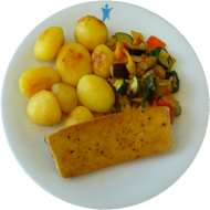 Vegan: Gebratenes Tofusteak mit mediterrranem Gemüse (18,81) oder Hähnchenschnitte „Diana“ mit Zitronenecke (19,21,54,81) und Geflügelsoße (54,81), Sättigungs- und Gemüsebeilagen 