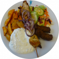 Griechischer Spezialitätenteller „Samos“ mit Souflakispieß, Cevapcici und roten Zwiebelringen (15,22,51,52,81), hausgemachtes Zaziki (19,49), Kartoffelspalten und Salatgarnitur