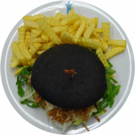 Schwarzer Wacken-Burger mit Pulled Pork, Salat und Snacksoße dazu Pommes Frites (1,2,3,4,15,19,21,22,51,81,83)