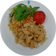 mensaVital Vegan: Soja-Bier-Geschnetzeltes mit einer Grilltomate, buntem Sommerweizen-Gemüse-Salat(21,22,24,81)