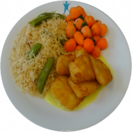 Fischnuggets (15,16,19,81) oder Blumenkohlröschen im Backteig (15,19,81) mit Currysoße (81) und Gemüse,dazu Basmatireis