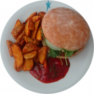 Vegan: Quinoa-Erbsen-Burger mit Tomatenchutney und Cashewcreme (24,74,81,83), dazu Kartoffelspalten und Tomaten-Dip Napoli (9)