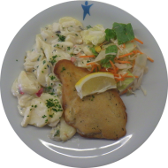 Paniertes Rotbarschfilet mit Zitronenecke (16,81,56) dazu Kartoffelsalat 'Hausfrauen Art' (9,15,19,81) und Salatgarnitur