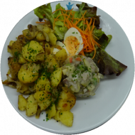 Matjesheringssalat mit Zwiebeln, Ei und würzigen Bratkartoffeln dazu Salat der Saison (1, 2, 3, 4, 9, 15, 16, 22)