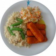 Fischstäbchen (16,81) mit Currysoße (81) und Vitamin-Salat (9), dazu Bratreis mit Zuckerschoten