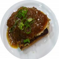 'Warmes Eckchen' Schweinebraten auf Brot mit Bratensoße (21,22,49,51,81)