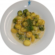Gnocchi mit Rosenkohl im Haferrahm,dazu gerösteter Sesam und Gartenkresse (21,23,84)