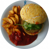 Vegan: Brokkoli-Nuss-Burger mit Tomatenchutney und Cashewcreme (21,24,71,72,74,81,83,84), dazu Kartoffelspalten und Tomaten-Dip 'Napoli' (9)