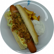 Big Hot Dog Amerika XXL mit Salat, Schinkenspeck und Röstzwiebeln dazu würzige Kartoffelspalten (2,3,8,15,19,21,22,51,81,83)