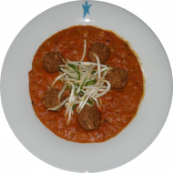 Tomaten-Curry mit Kichererbsenbällchen (21,81),Langkornreis (81) und frischem Koriander
